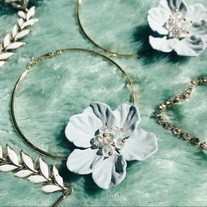 4/$35🇺🇸 GOLD Hoops w/ a Periwinkle Beaded Flower